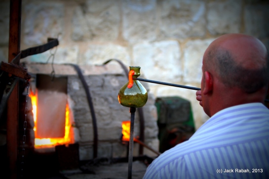 Traditional making of glass objects through blowing. 
